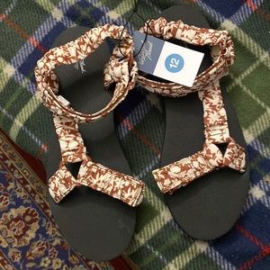 Universal Thread Unisex Beach sandals Size 12. Soft fabric with a velco strap.